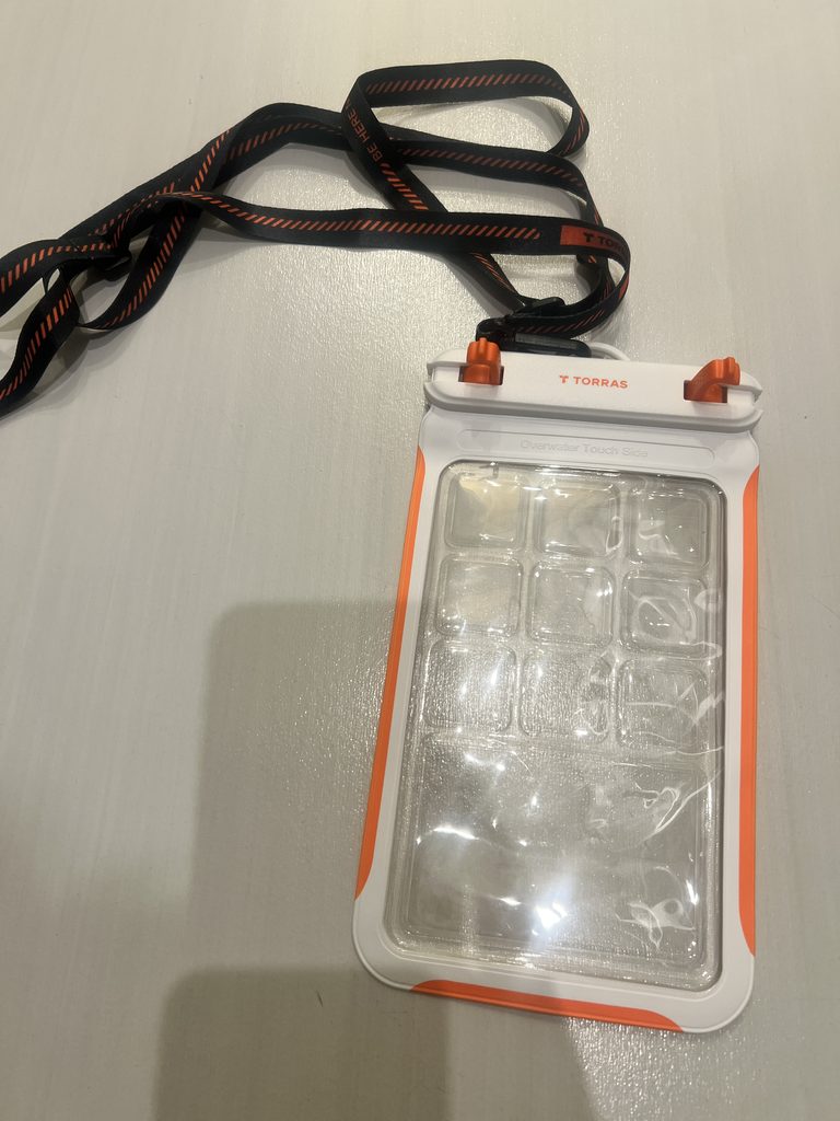 TORRASスマホ防水ケースとストラップの実物写真