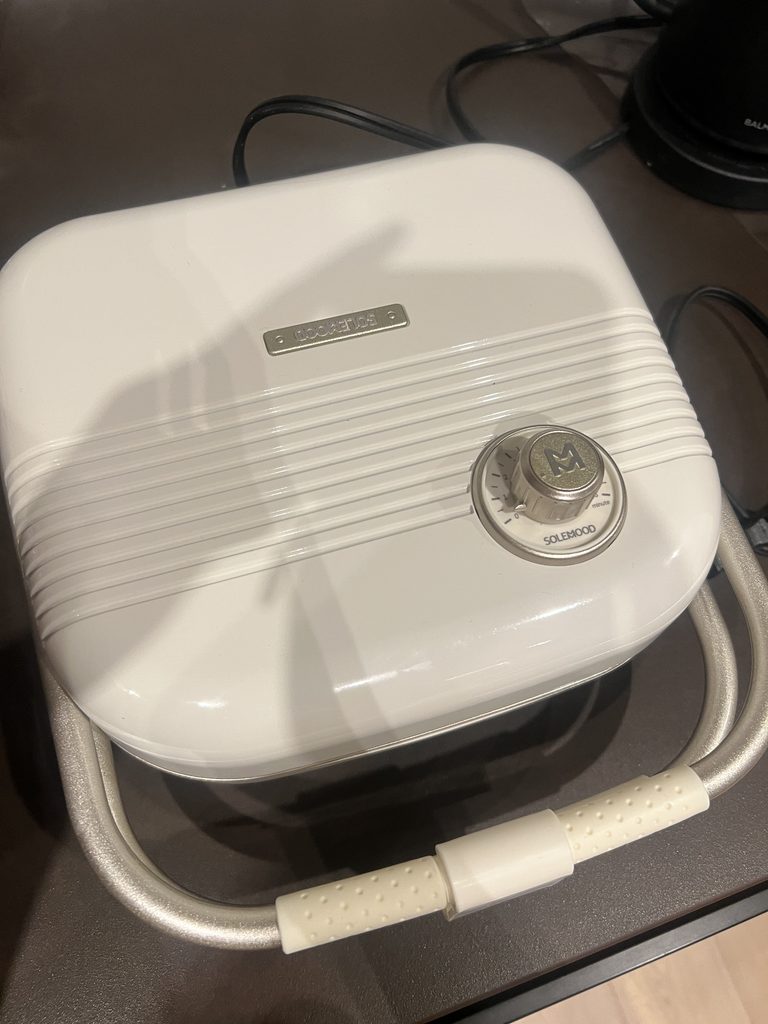 SOLEMOODマルチサンドメーカー アイボリーの本体
