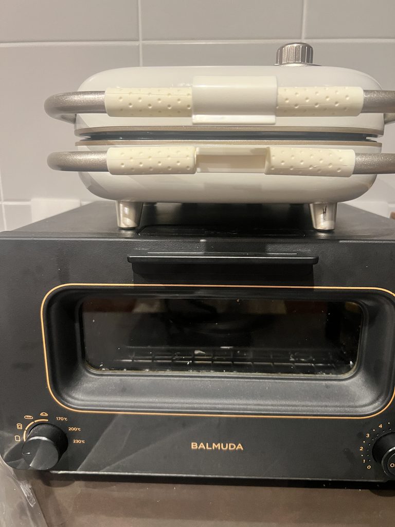 BALMUDAトースターの上に置いたSOLEMOODマルチサンドメーカーのサイズ感