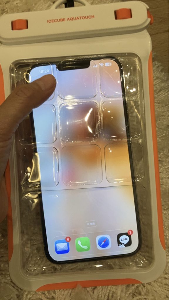 TORRASスマホ防水ケースにスマホを入れた状態
