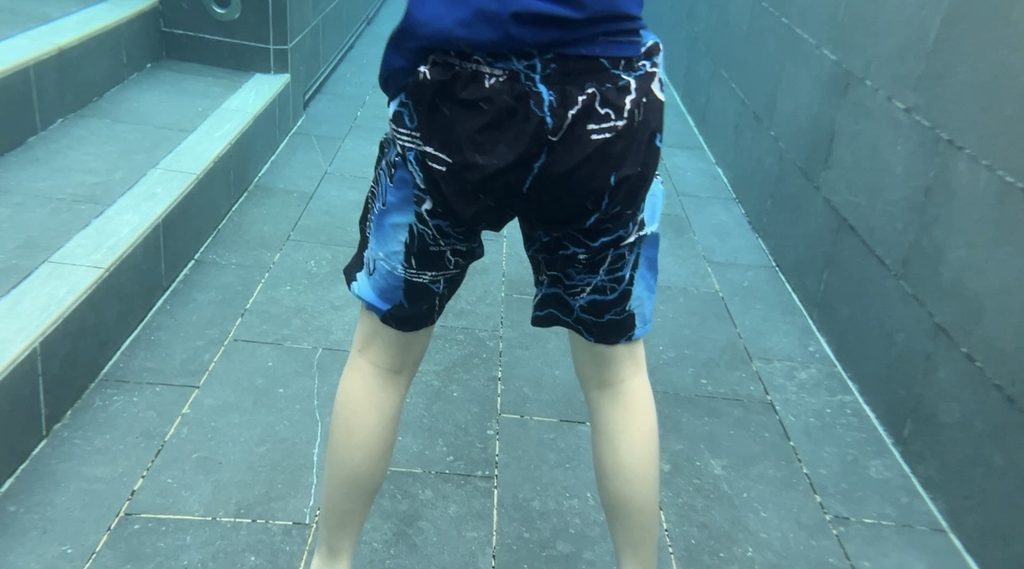 TORRASスマホ防水ケースを使ってプールで水中撮影した写真