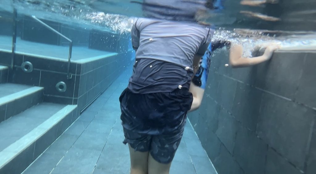 TORRASスマホ防水ケースを使ってプールで水中撮影した写真